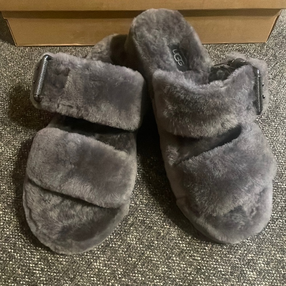 Brand New Never worn Women’s UGG Fuzz Yeah Slippers Size 5